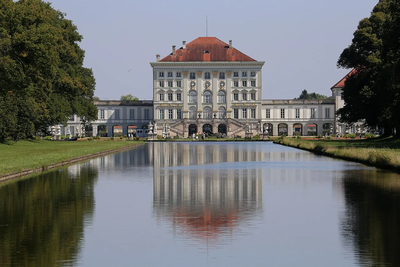 The palace front across the central canal