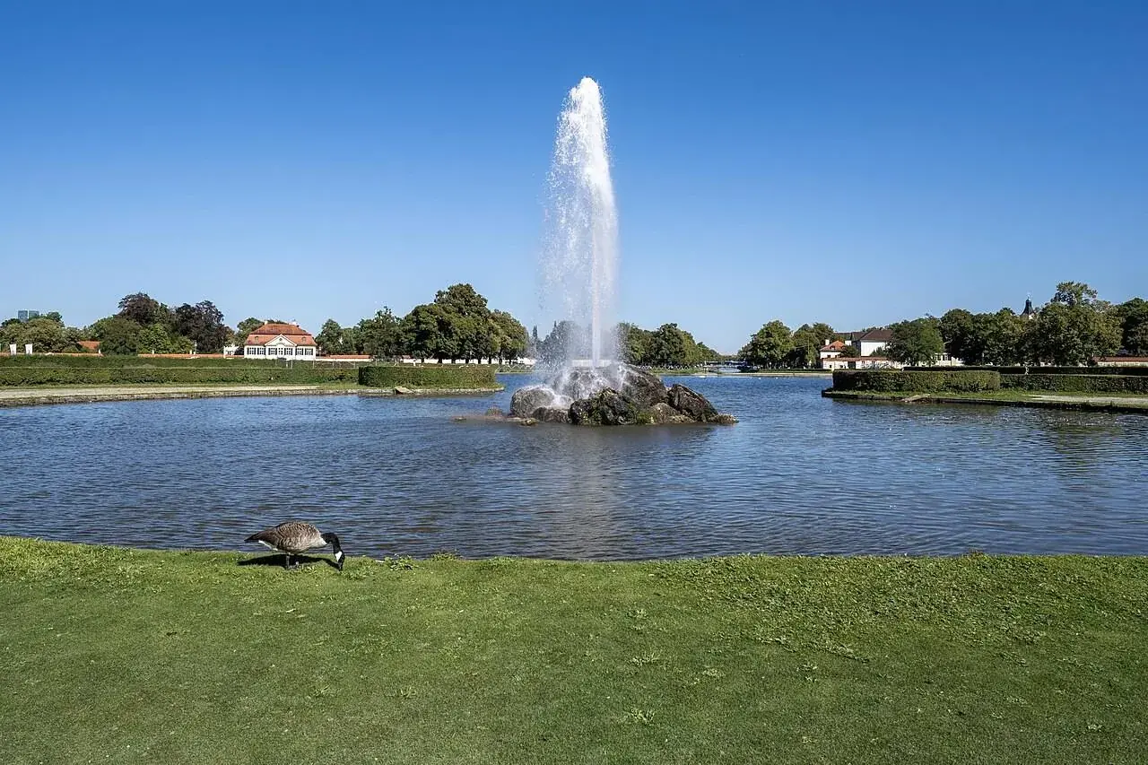 The great fountain in the palace park, which costs nothing to walk